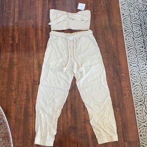 Adika cream-colored set